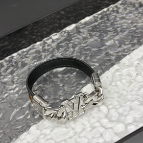 Louis Vuitton LV Leder Metall Kettenring mit gravierten Buchstaben auf beiden Seiten des Armbands-38  