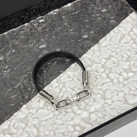 Louis Vuitton LV Leder Metall Kettenring mit gravierten Buchstaben auf beiden Seiten des Armbands-38  